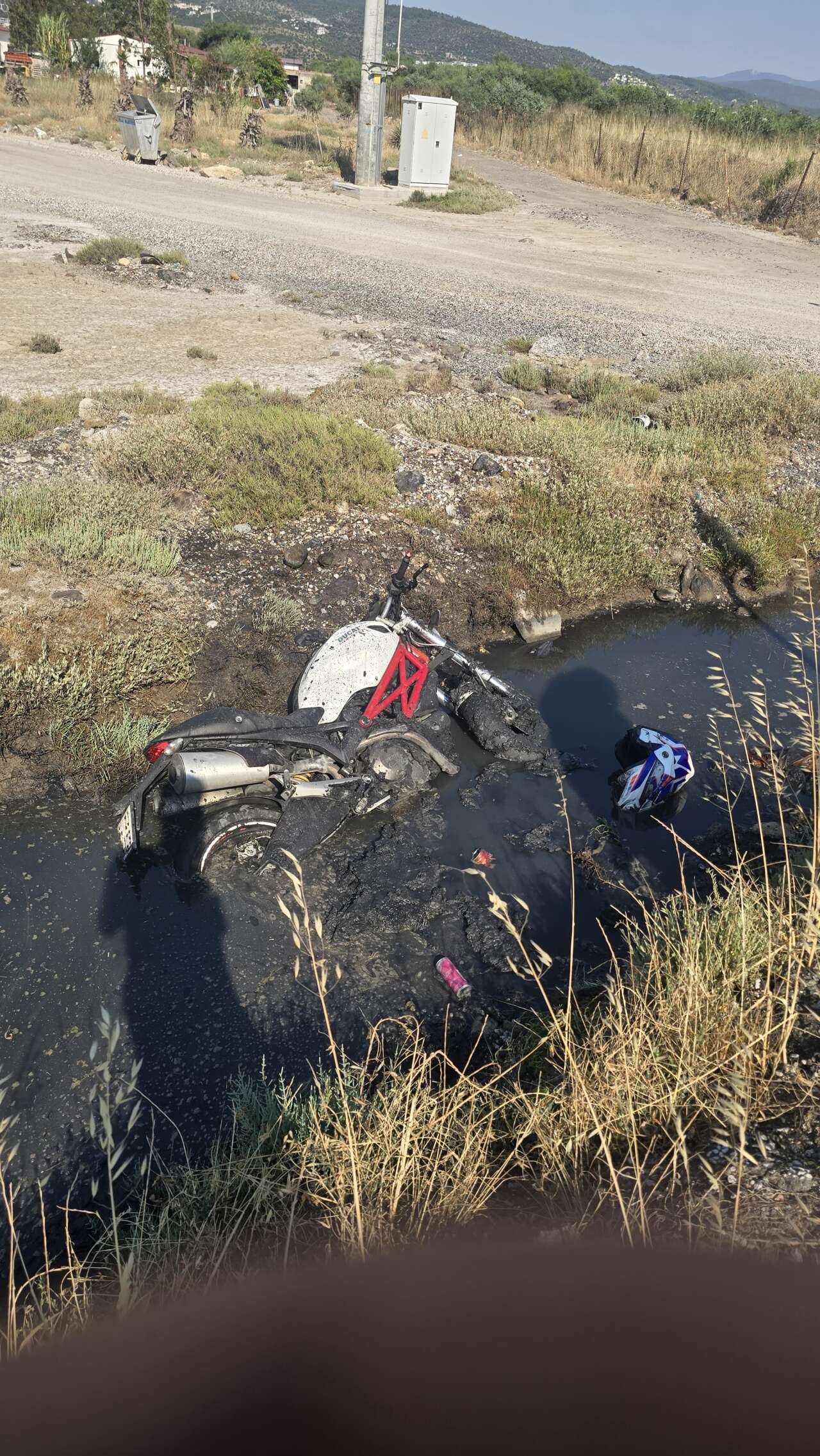Muğla'da Kontrolden Çıkan Motosiklet Kanala Uçtu: Sürücü Yaralandı 1